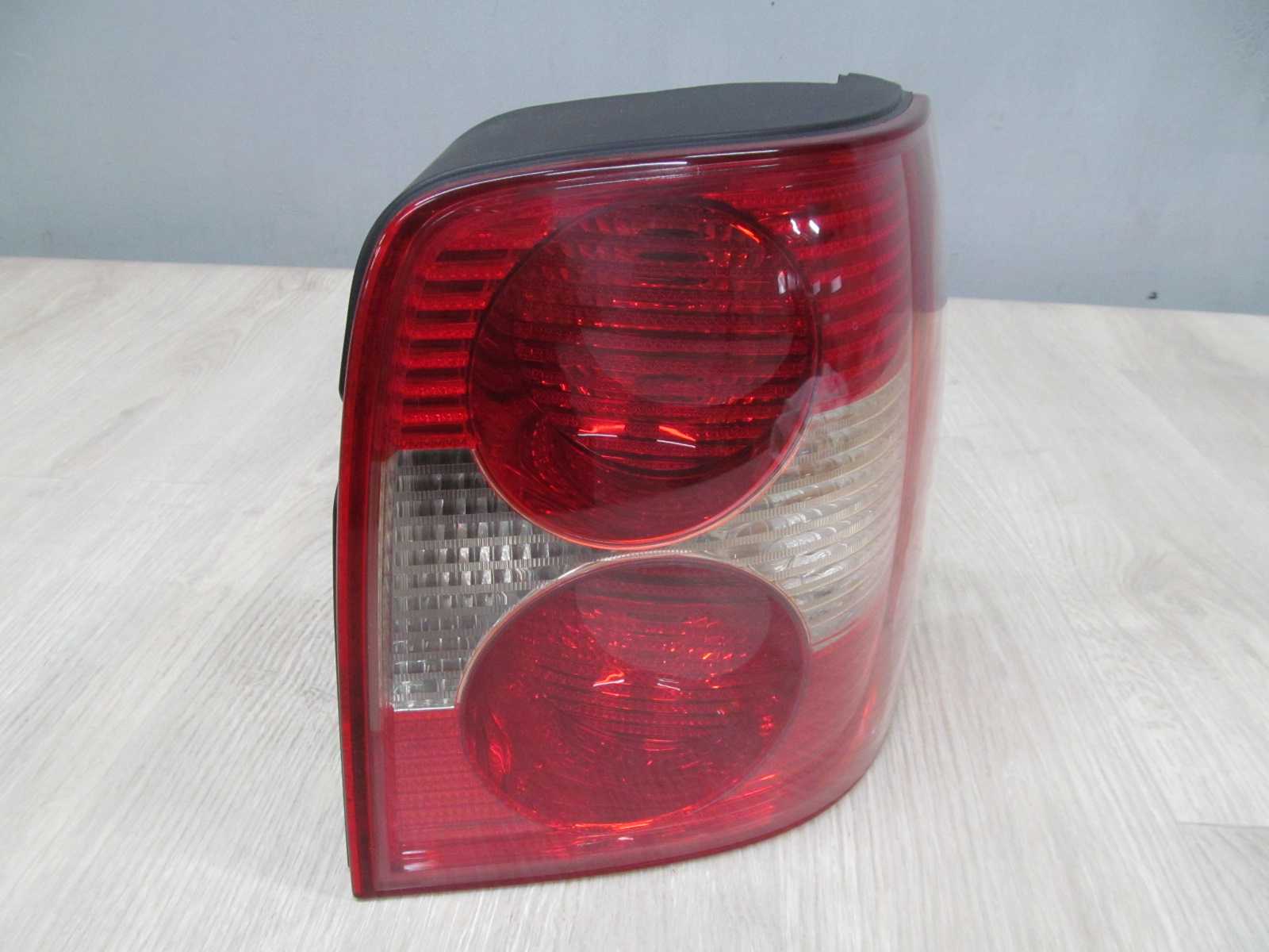 VW PASSAT B5 KOMBI LIFT FL LAMPA TYL PRAWA 3B9945096AA 00-05