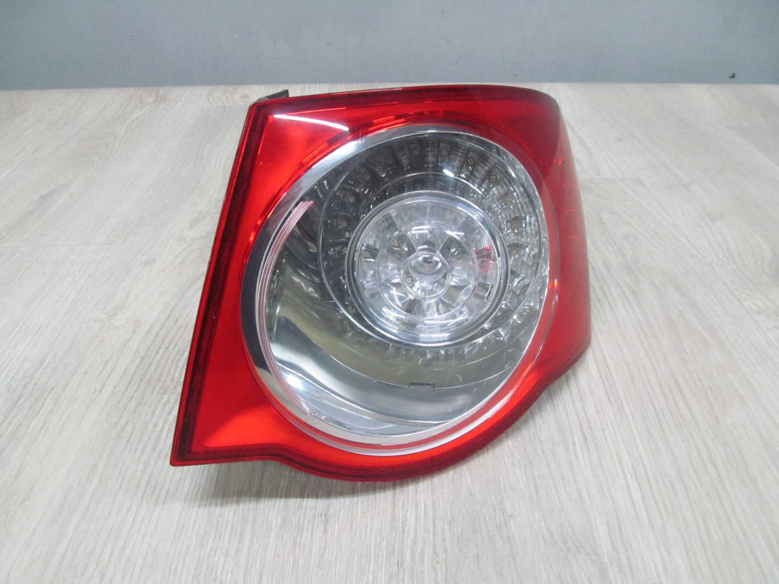 VW JETTA 1K5 05-10 LAMPA TYL PRAWA 1K5945096