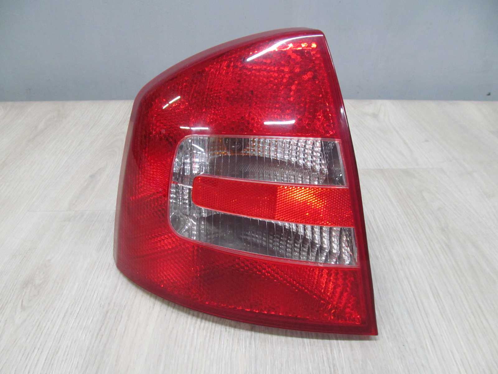 SKODA OCTAVIA II KOMBI LAMPA TYL LEWA 04-10