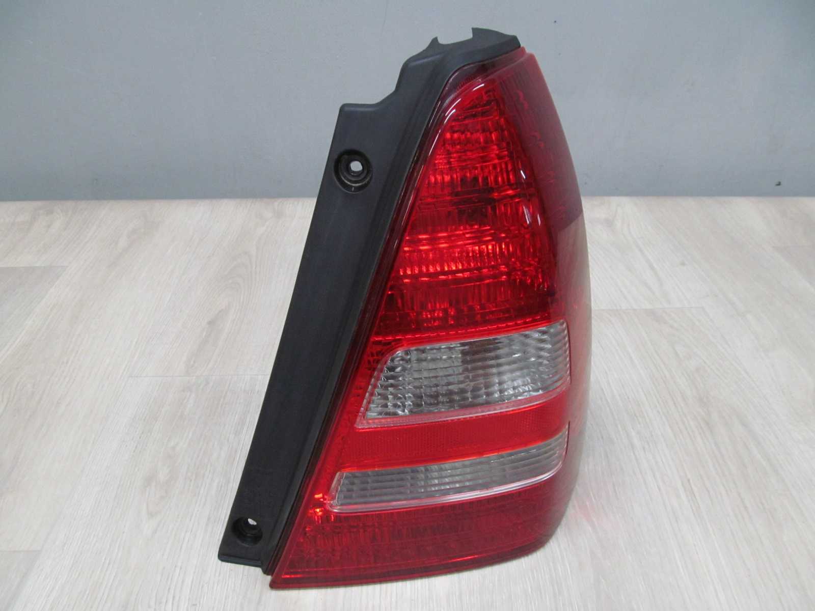 SUBARU FORESTER II LAMPA TYL PRAWA 02-05 EU