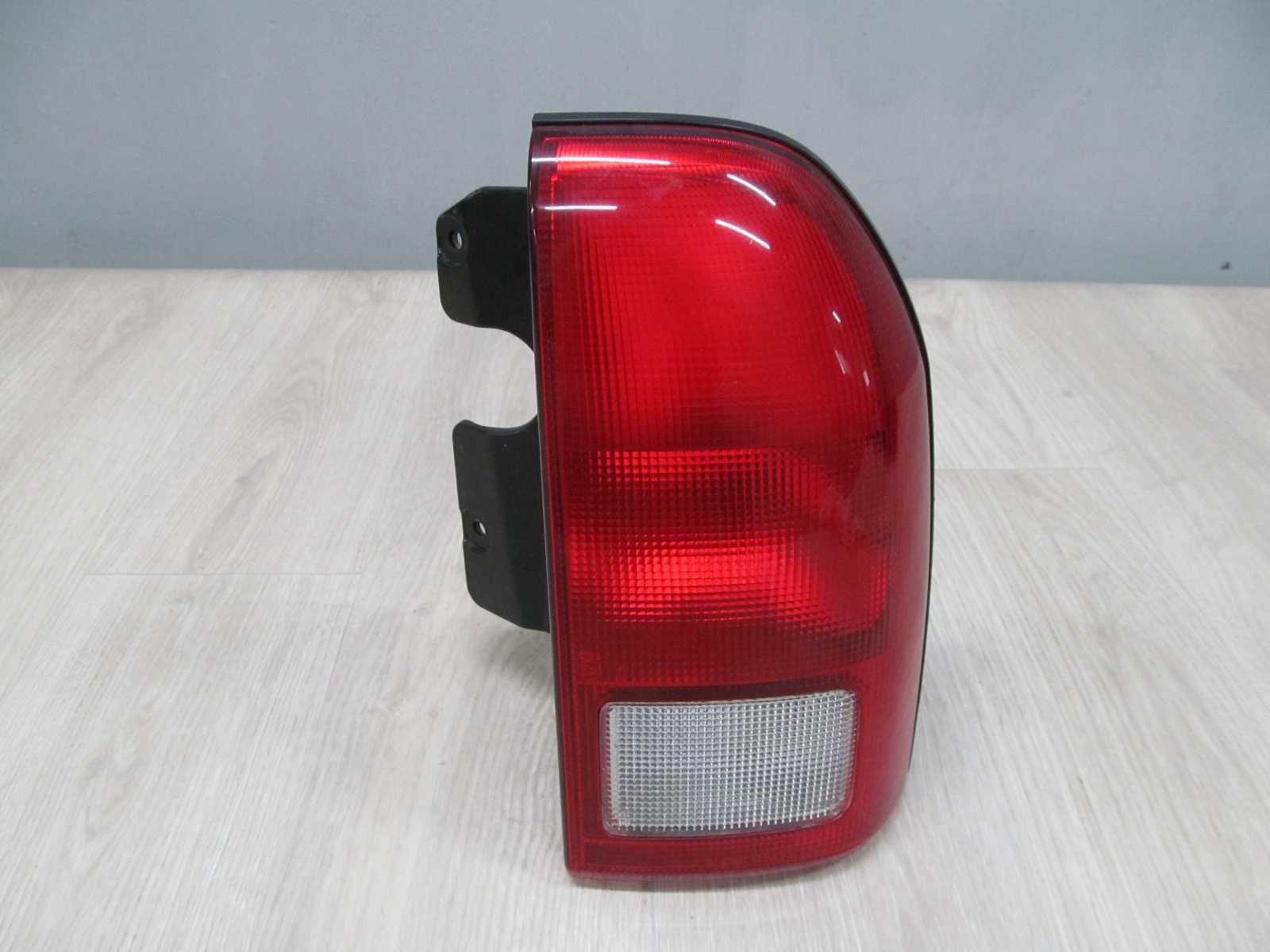 SUZUKI GRAND VITARA LAMPA TYL PRAWA 01-05