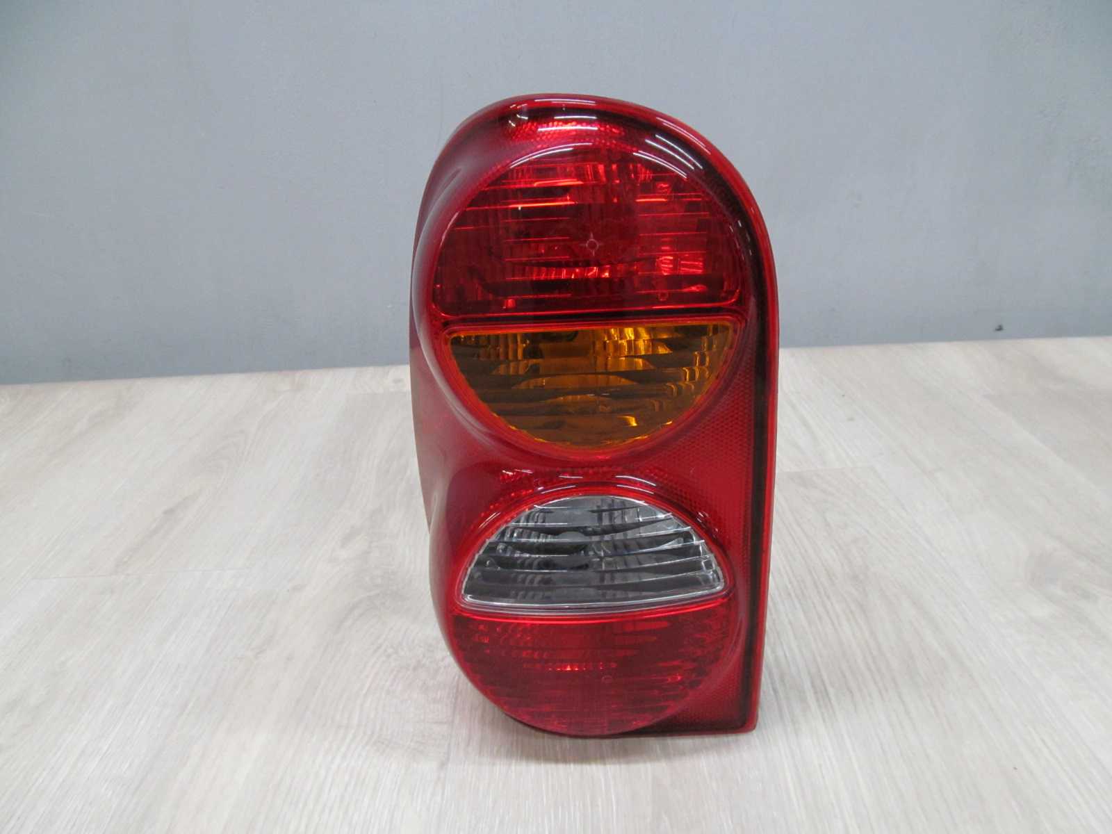 JEEP CHEROKEE LIBERTY KJ LAMPA TYLNA TYL LEWA 01-04