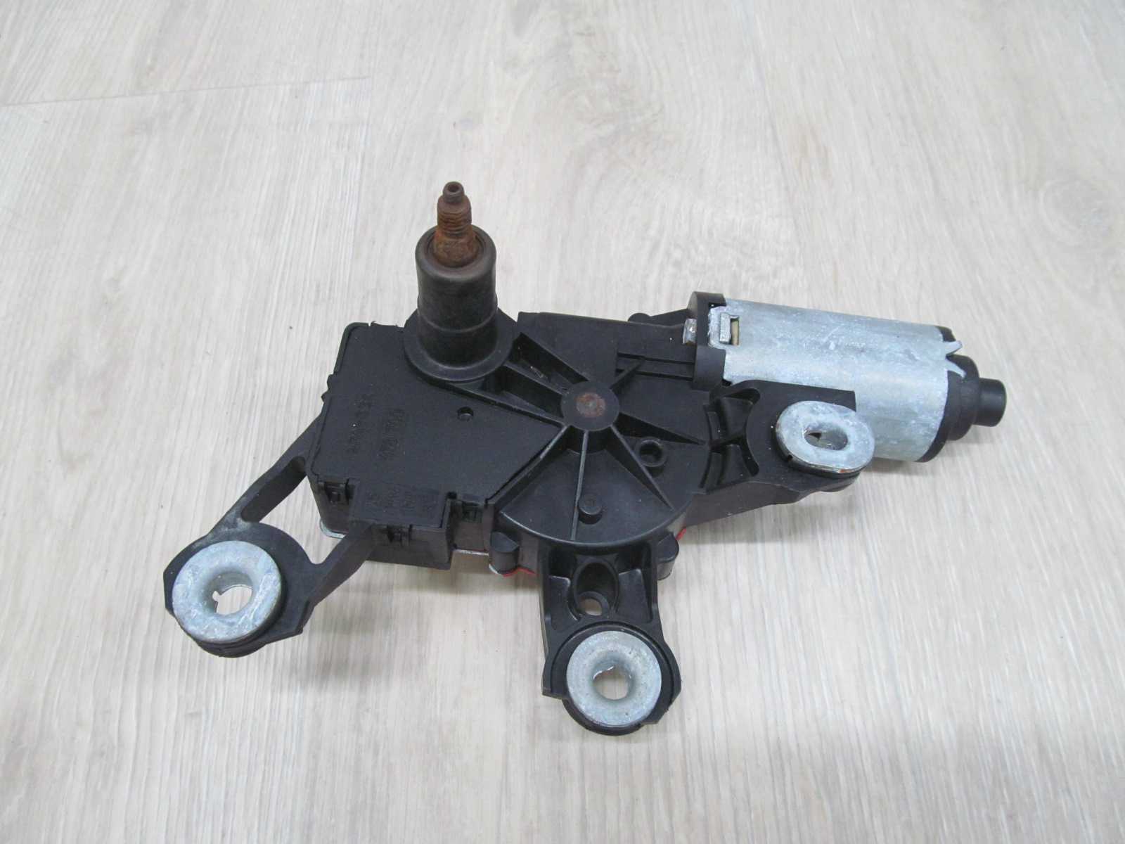 VW GOLF V SILNICZEK WYCIERACZKI TYL