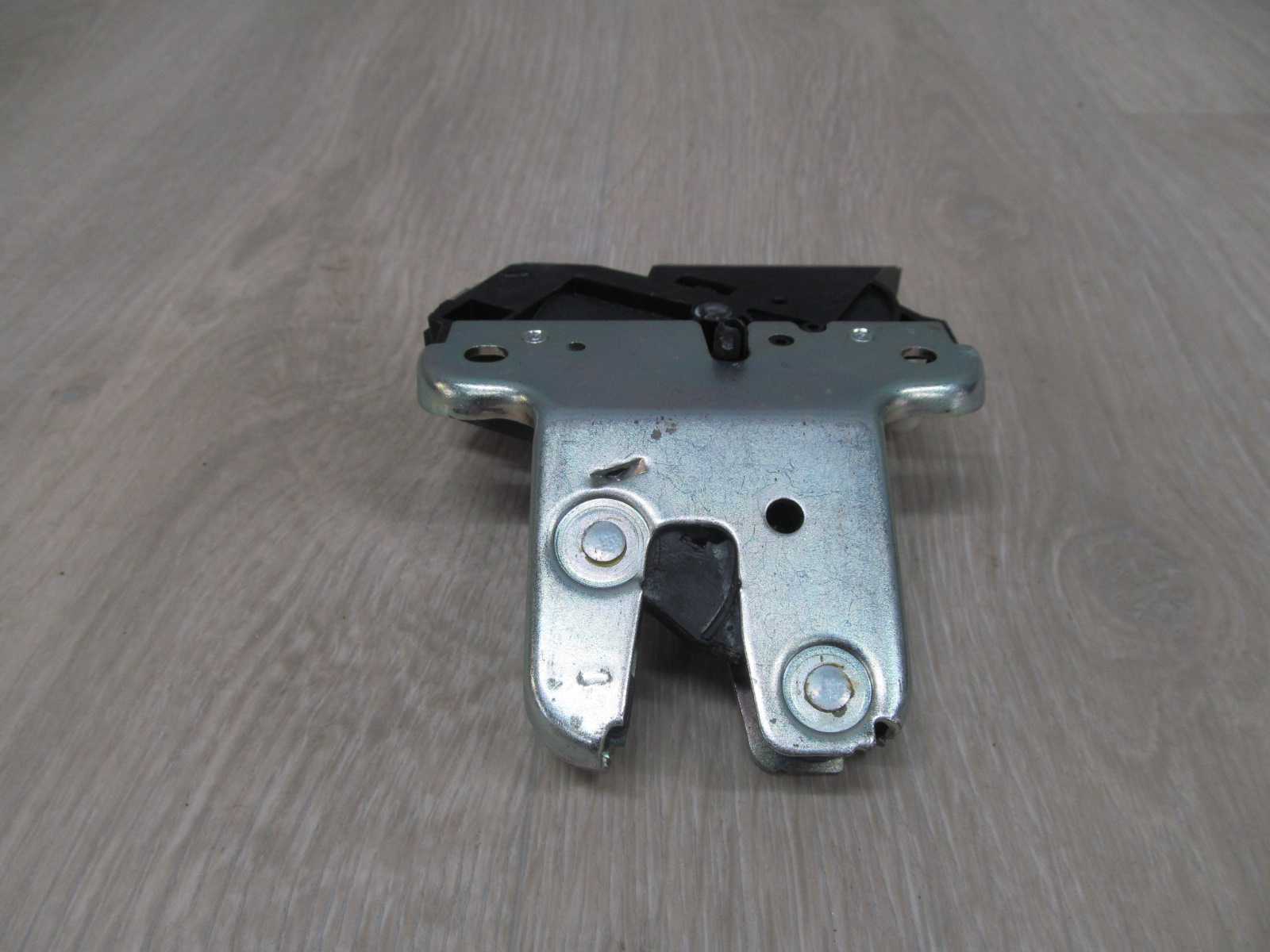 AUDI A4 B7 PASSAT B6 JETTA 05- ZAMEK KLAPY BAGAZNIKA 4F5827505