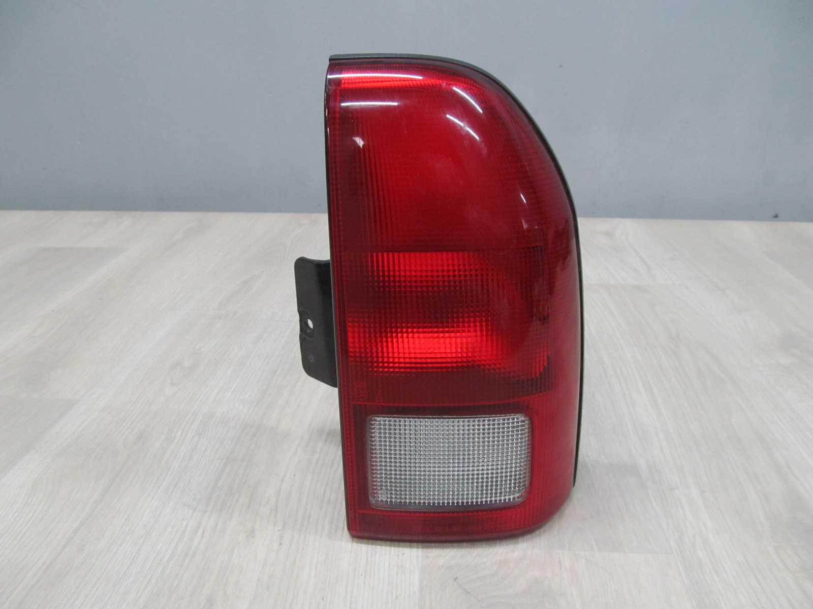 SUZUKI GRAND VITARA LAMPA TYL PRAWA 01-05