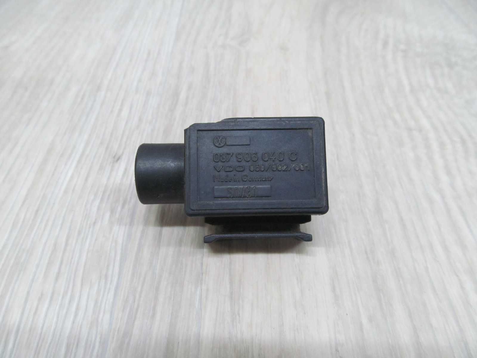 VW PASSAT B3 CZUJNIK TEMPERATURY ZEWNETRZNEJ 037906040C