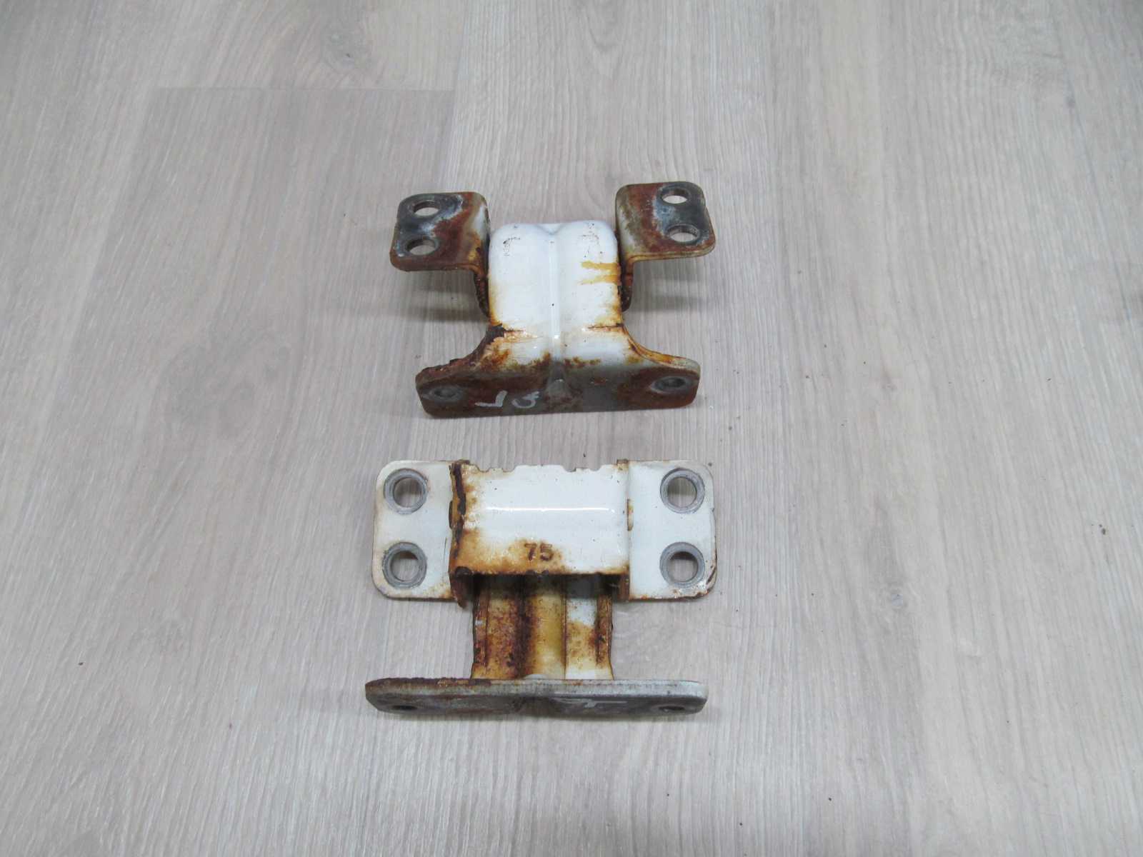 NISSAN CABSTAR MAXITY NT400 ZAWIAS DRZWI LEWY 07-15
