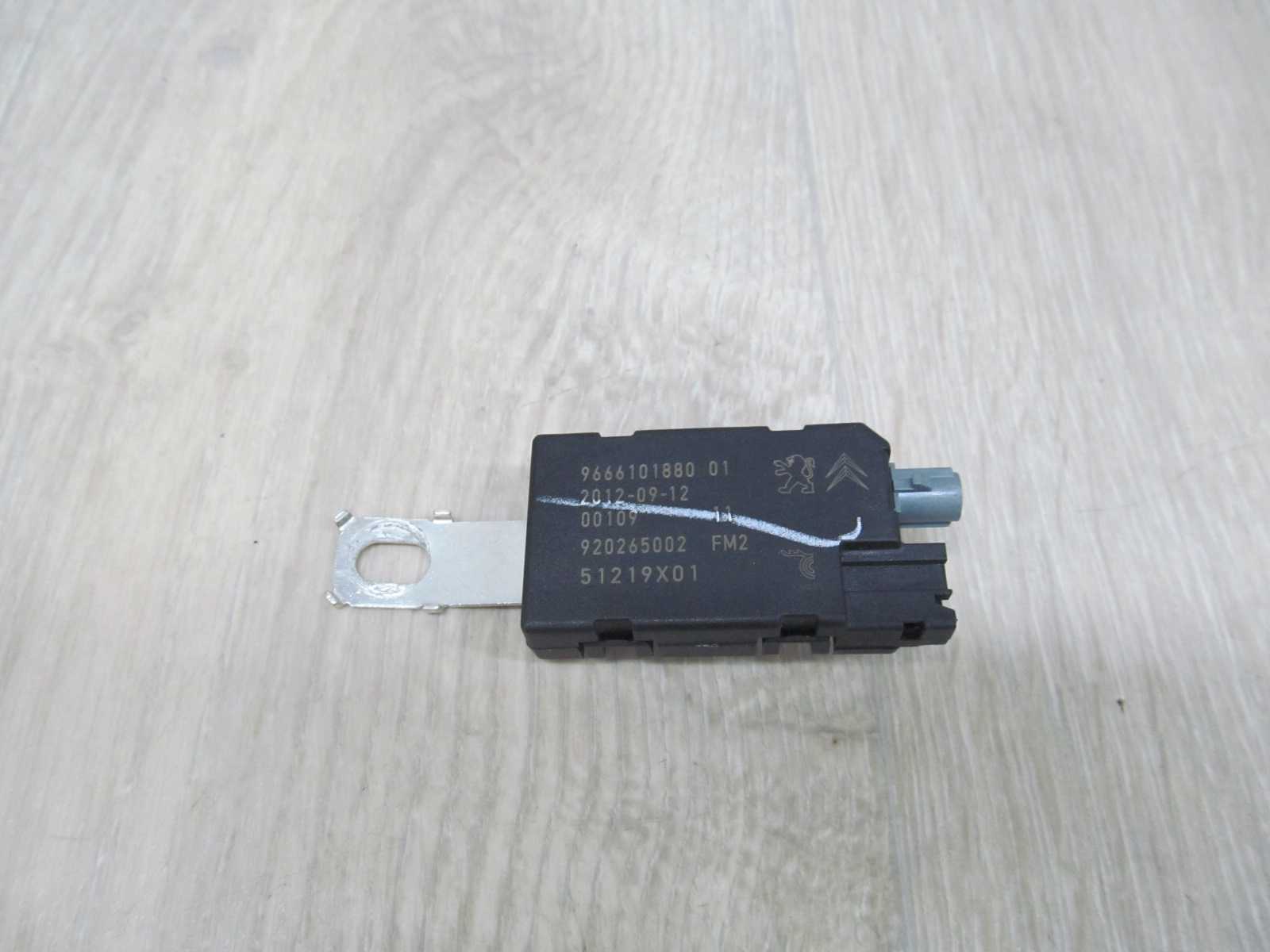 PEUGEOT 508 WZMACNIACZ ANTENY 9666101880 10-14