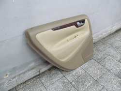 VOLVO V70 XC LIFT TAPICERKA BOCZEK DRZWI TYL SKORA JASNY 39990923 99-07
