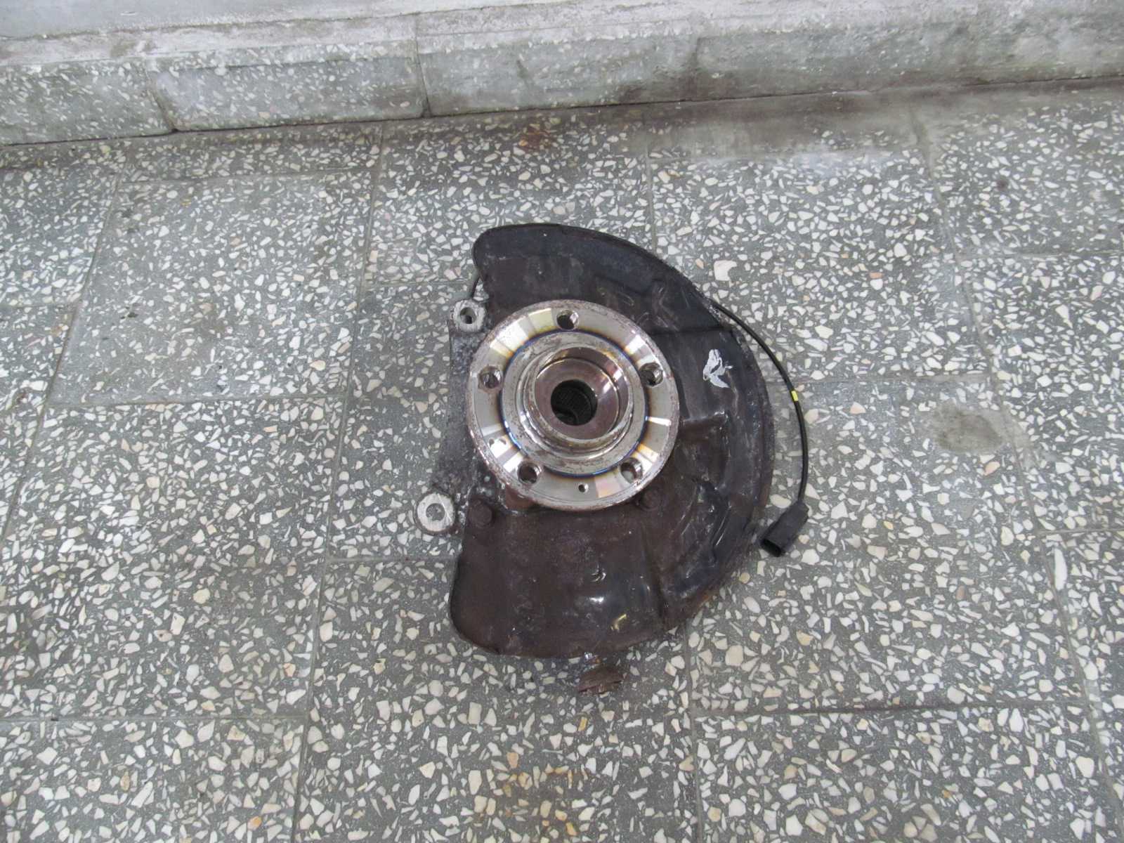 VOLVO S60 V70 00- 2.4 D5 PIASTA ZWROTNICA PRZOD LEWA 30683925