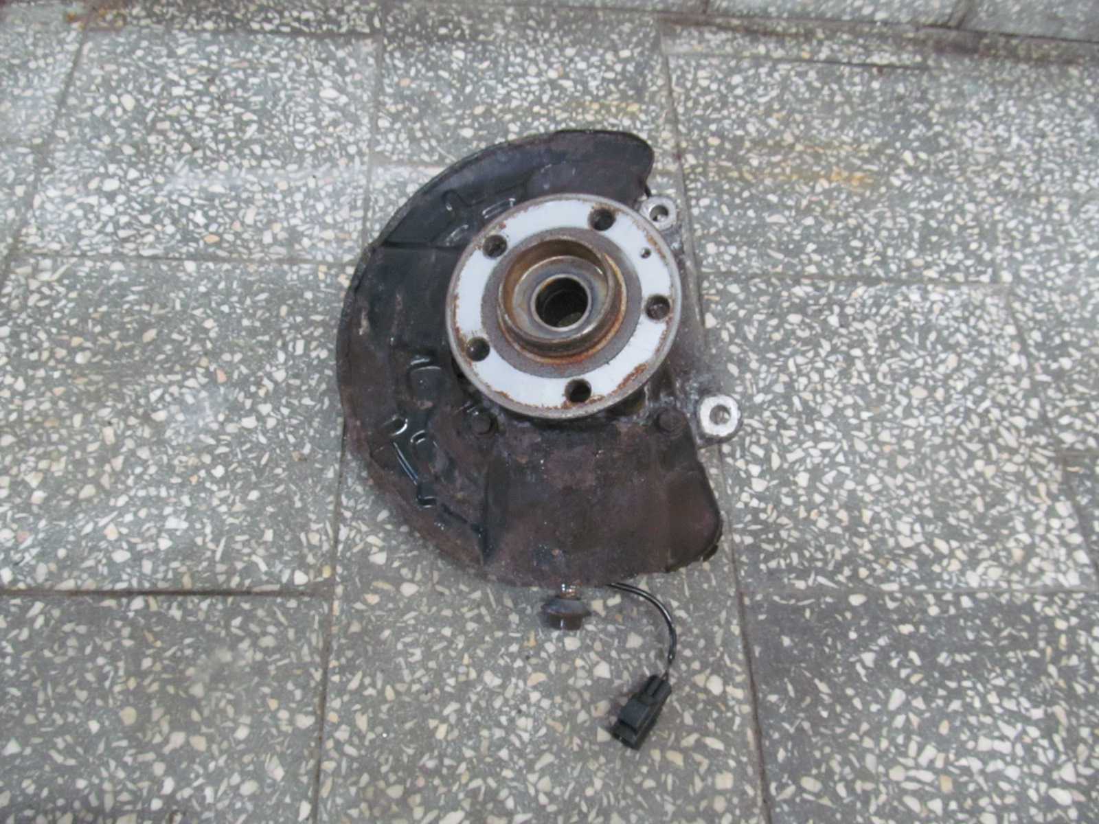 VOLVO S60 V70 00- 2.4 D5 PIASTA ZWROTNICA PRZOD PRAWA 9461944