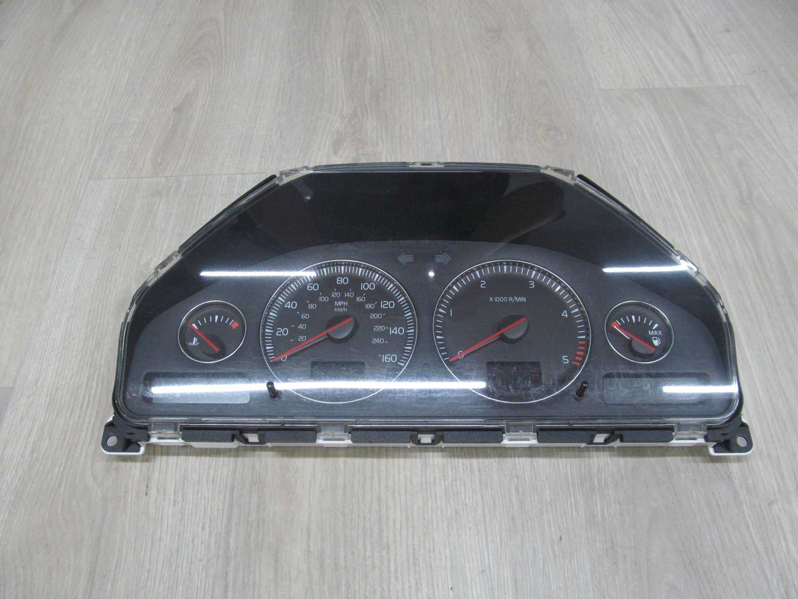 VOLVO  S60 V70 XC LIFT 2.4 D5 LICZNIK ZEGAR 30682287 UK 04-07