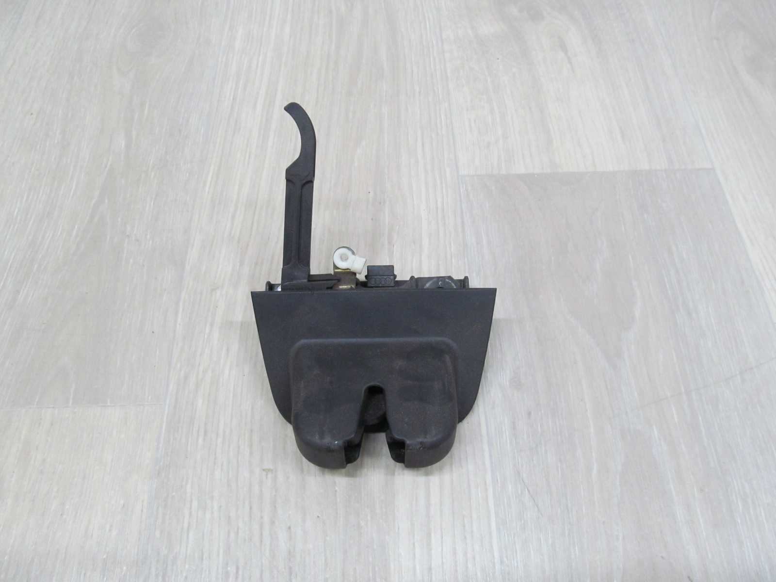 AUDI A3 8P ZAMEK KLAPY BAGAZNIKA TYL 8P3827505