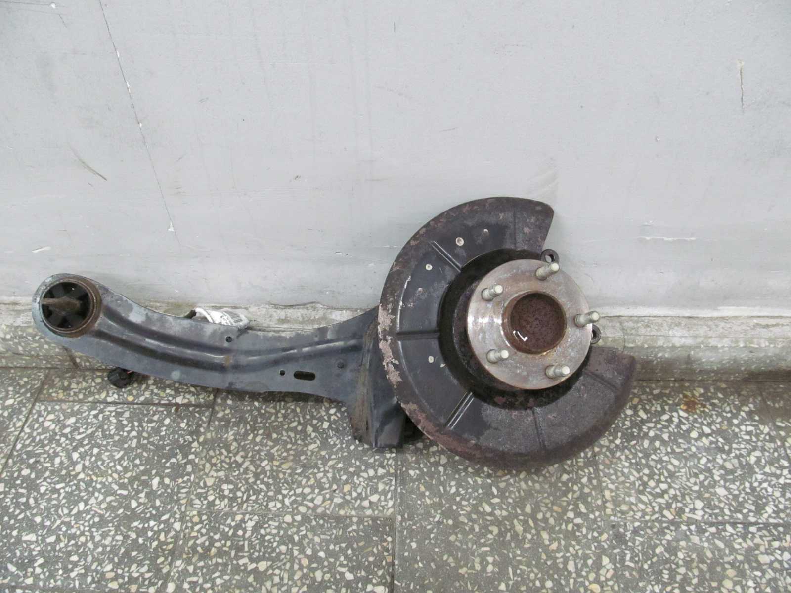 VOLVO C30 S40 V50 06-13 PIASTA ZWROTNICA WAHACZ TYL LEWY 30736776