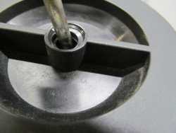 FORD FOCUS MK1 SRUBA MOCOWANIE KOLA ZAPASOWEGO 2M51-1402-AA