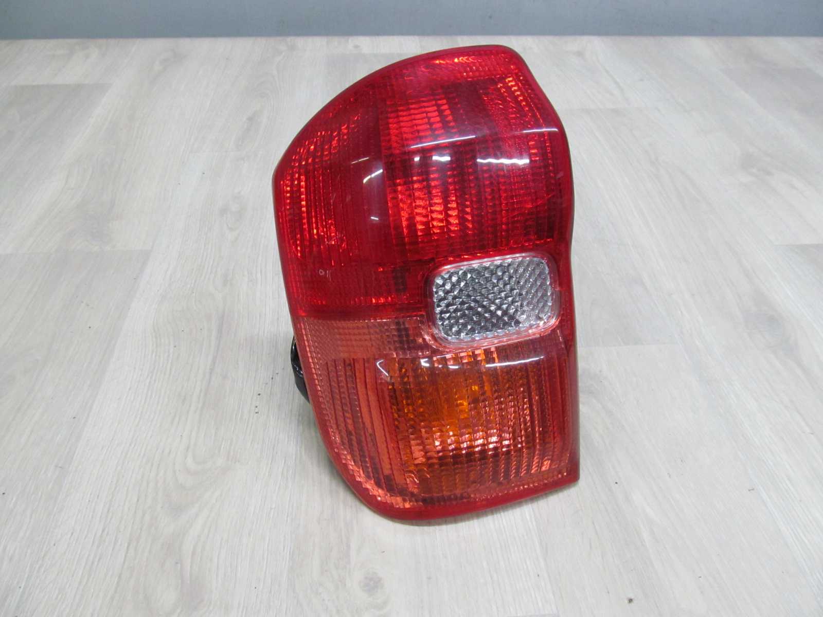 TOYOTA RAV4 II LAMPA TYLNA TYL LEWA 00-03