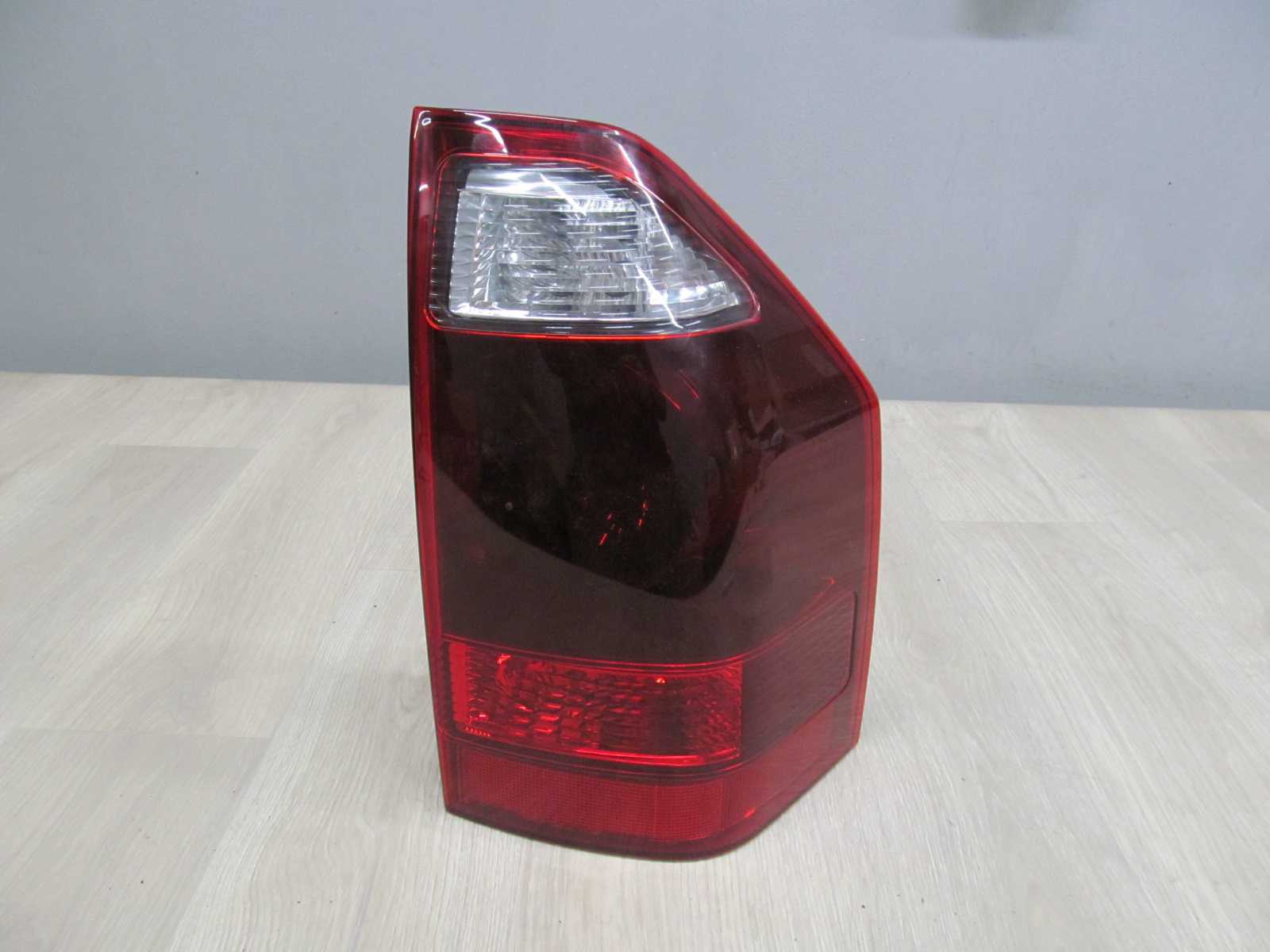 MITSUBISHI PAJERO III LIFT LAMPA TYLNA TYL PRAWA 04-07