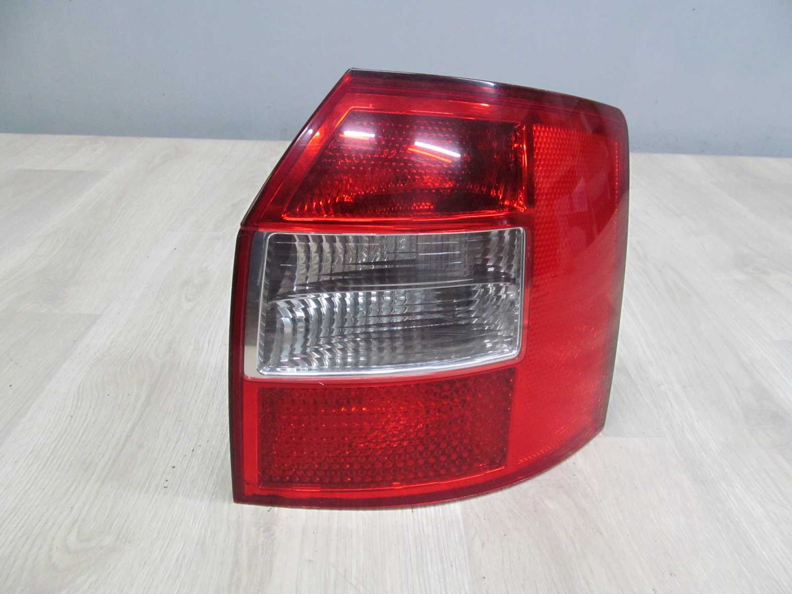 AUDI A4 B6 KOMBI LAMPA TYLNA TYL PRAWA 8E9945096A 01-04