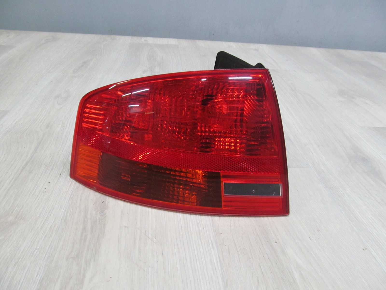 AUDI A4 B7 SEDAN LAMPA TYL TYLNA BLOTNIKA LEWA 04-07