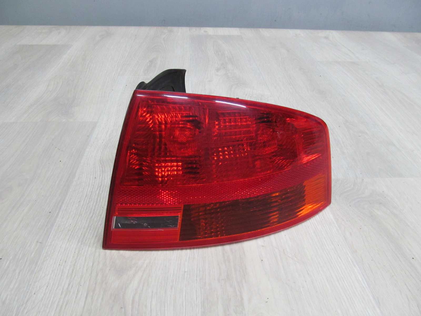 AUDI A4 B7 SEDAN LAMPA TYL TYLNA BLOTNIKA PRAWA 04-07 9650370