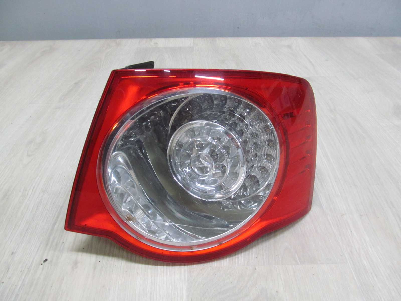 VW JETTA 1K5 05-10 LAMPA TYL PRAWA 1K5945096