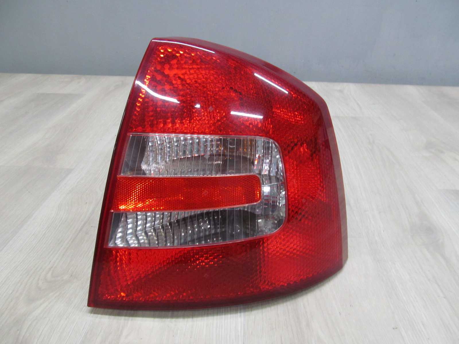SKODA OCTAVIA II HB LAMPA TYL PRAWA 1Z5945096A 04-09