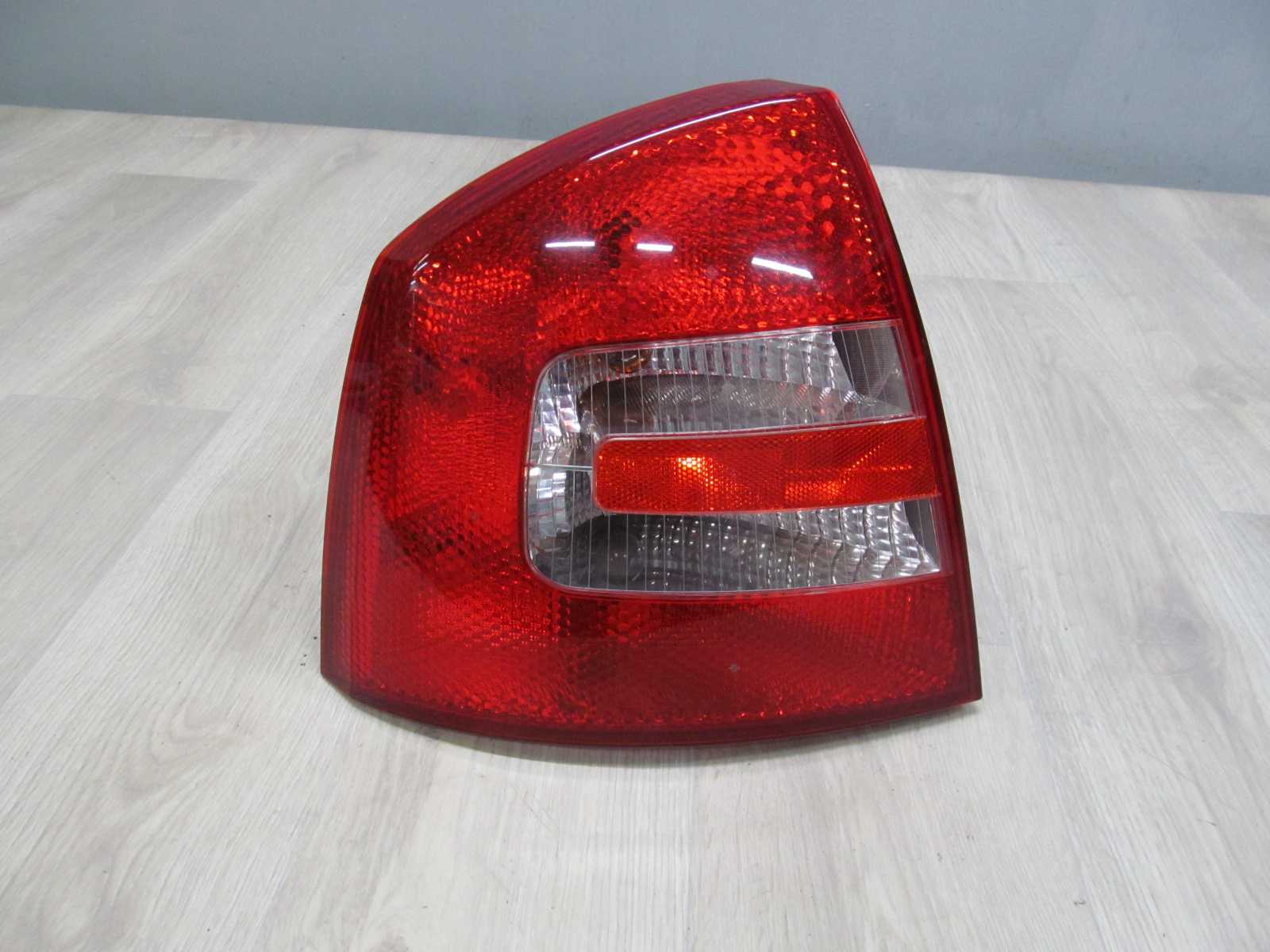 SKODA OCTAVIA II HB LAMPA TYL LEWA 1Z5945095A 04-09