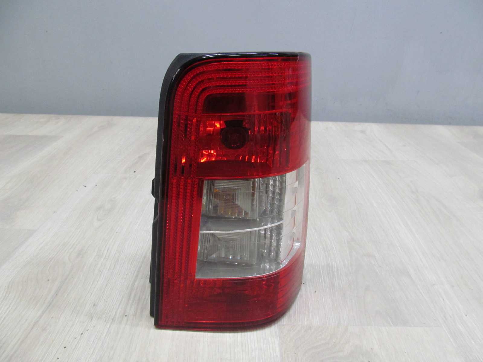 BERLINGO PARTNER LIFT 04-10 LAMPA TYL PRAWA 9657976980