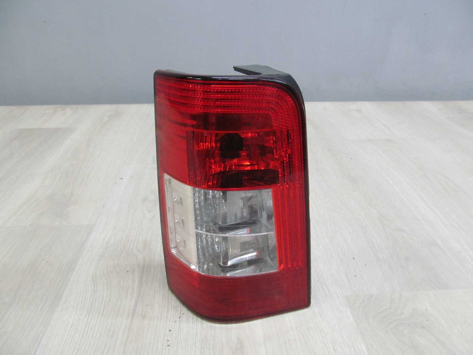 BERLINGO PARTNER LIFT 04-10 LAMPA TYL LEWA 9657977080