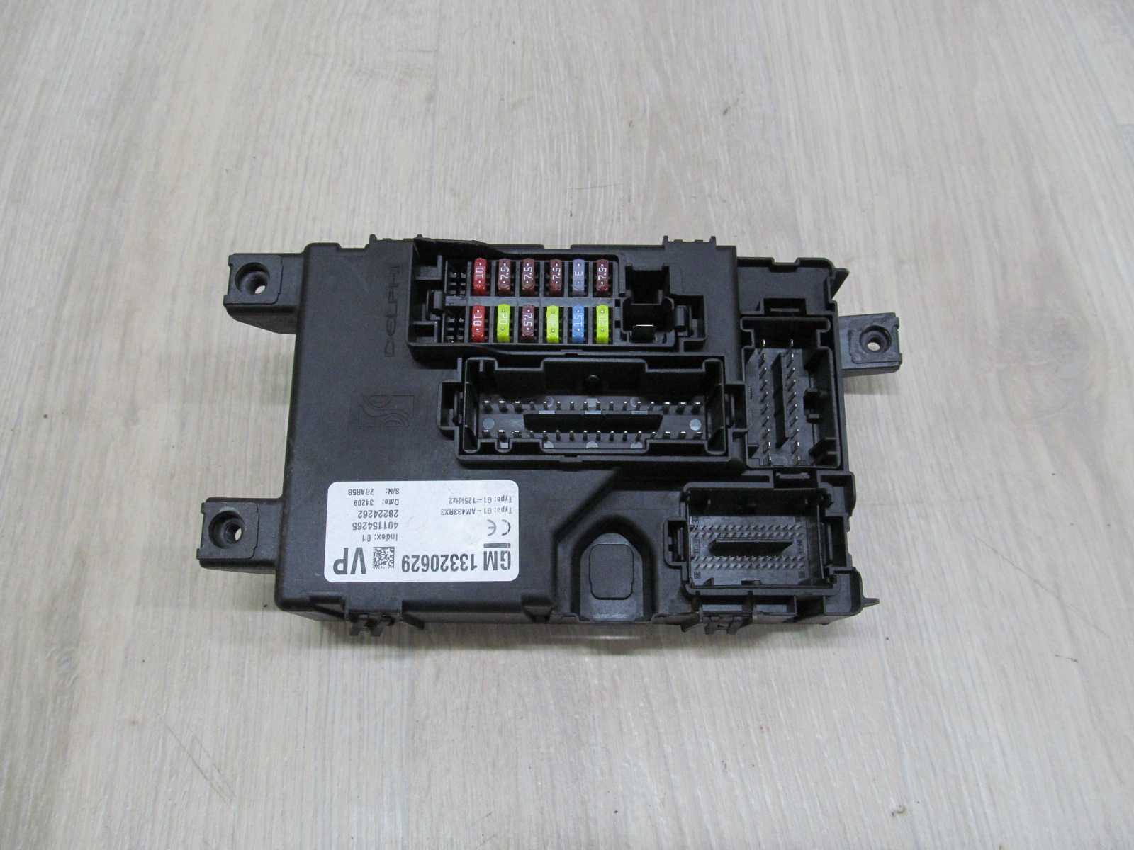 OPEL CORSA D 06-14 SKRZYNKA BEZPIECZNIKOW 13320629