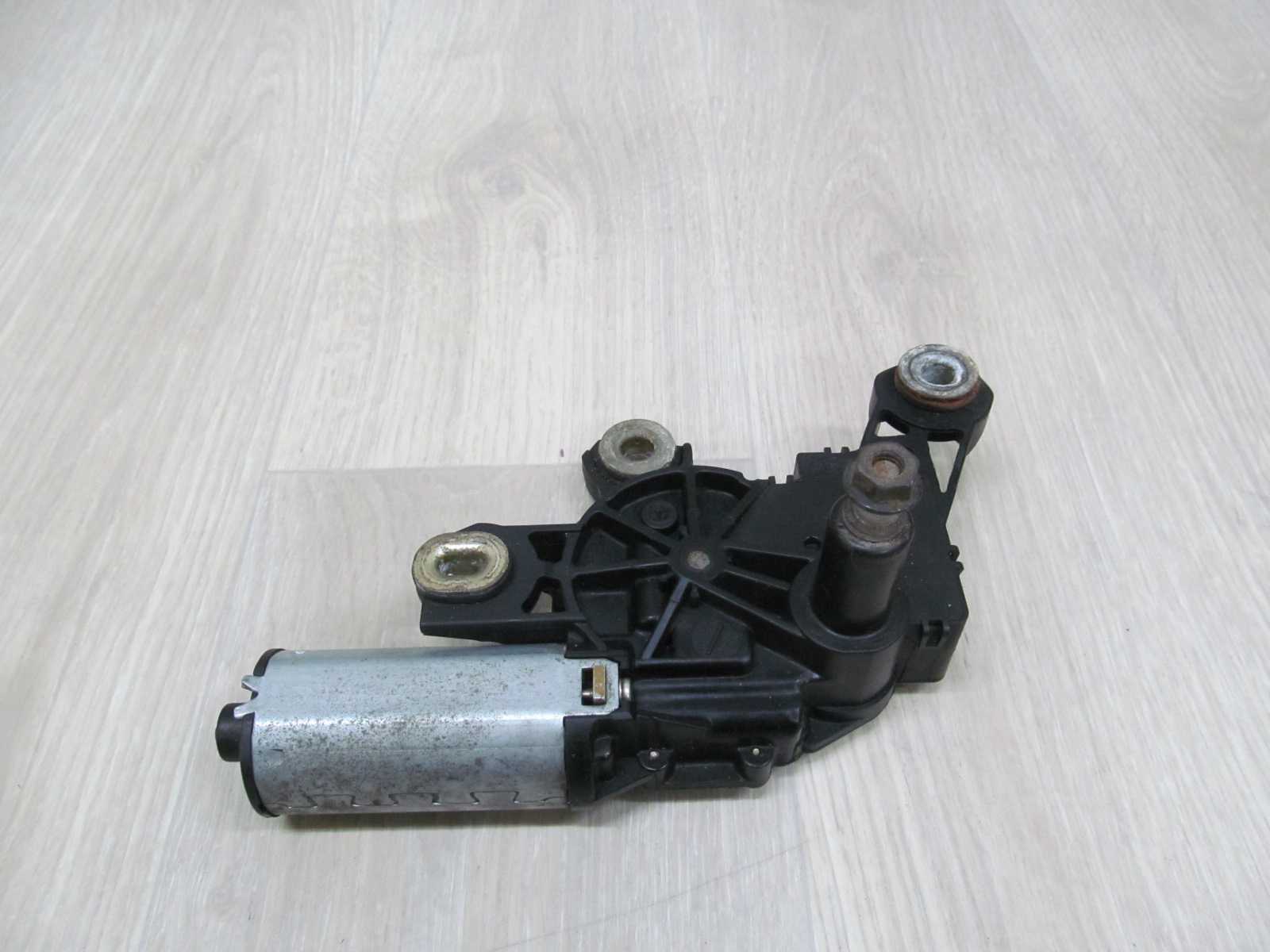 SKODA OCTAVIA KOMBI SILNICZEK WYCIERACZKI TYL 1U9955711 98-09