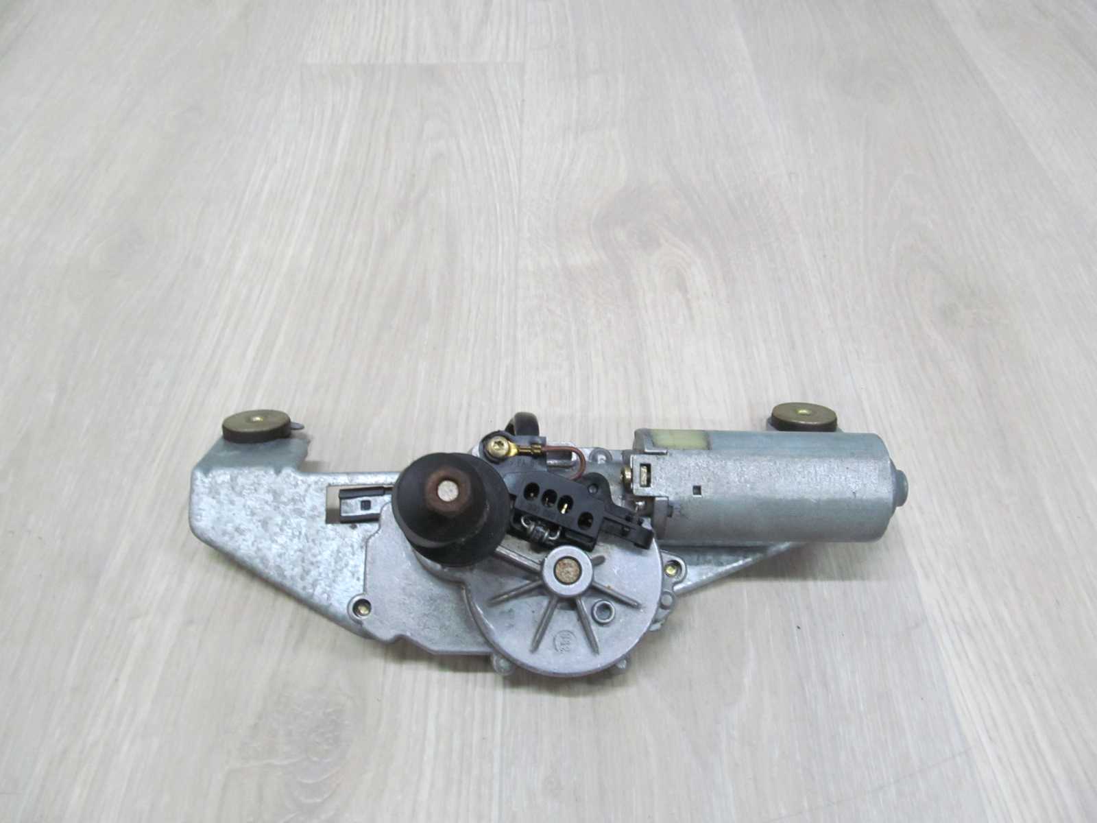 VOLVO V40 96-04 SILNICZEK WYCIERACZKI KLAPY TYL 0390201529