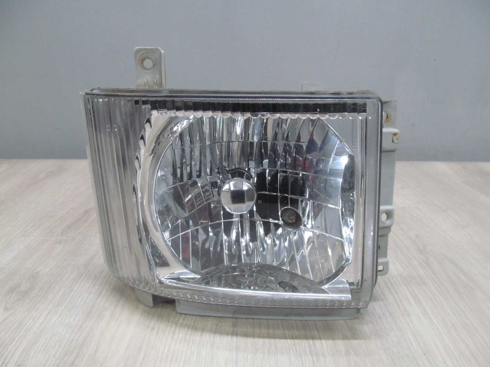 ISUZU N35 N75 NPR NQR 07-18 LAMPA REFLEKTOR PRZOD PRAWY UK