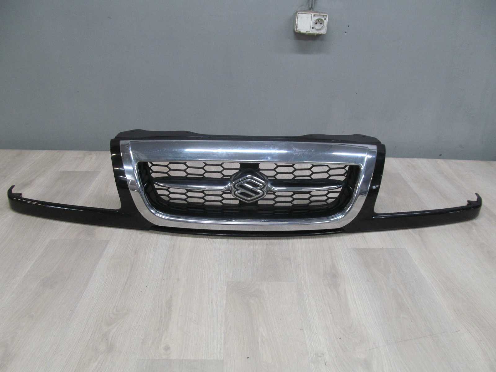 SUZUKI GRAND VITARA GRILL ATRAPA 72111-65DA0 98-05