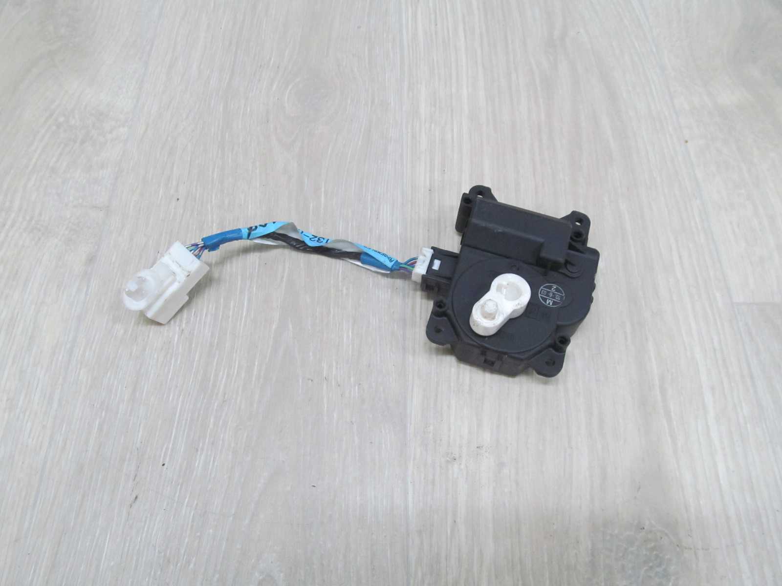 TOYOTA SILNICZEK KLAPY NAGRZEWNICY AE063700-8330 01-09