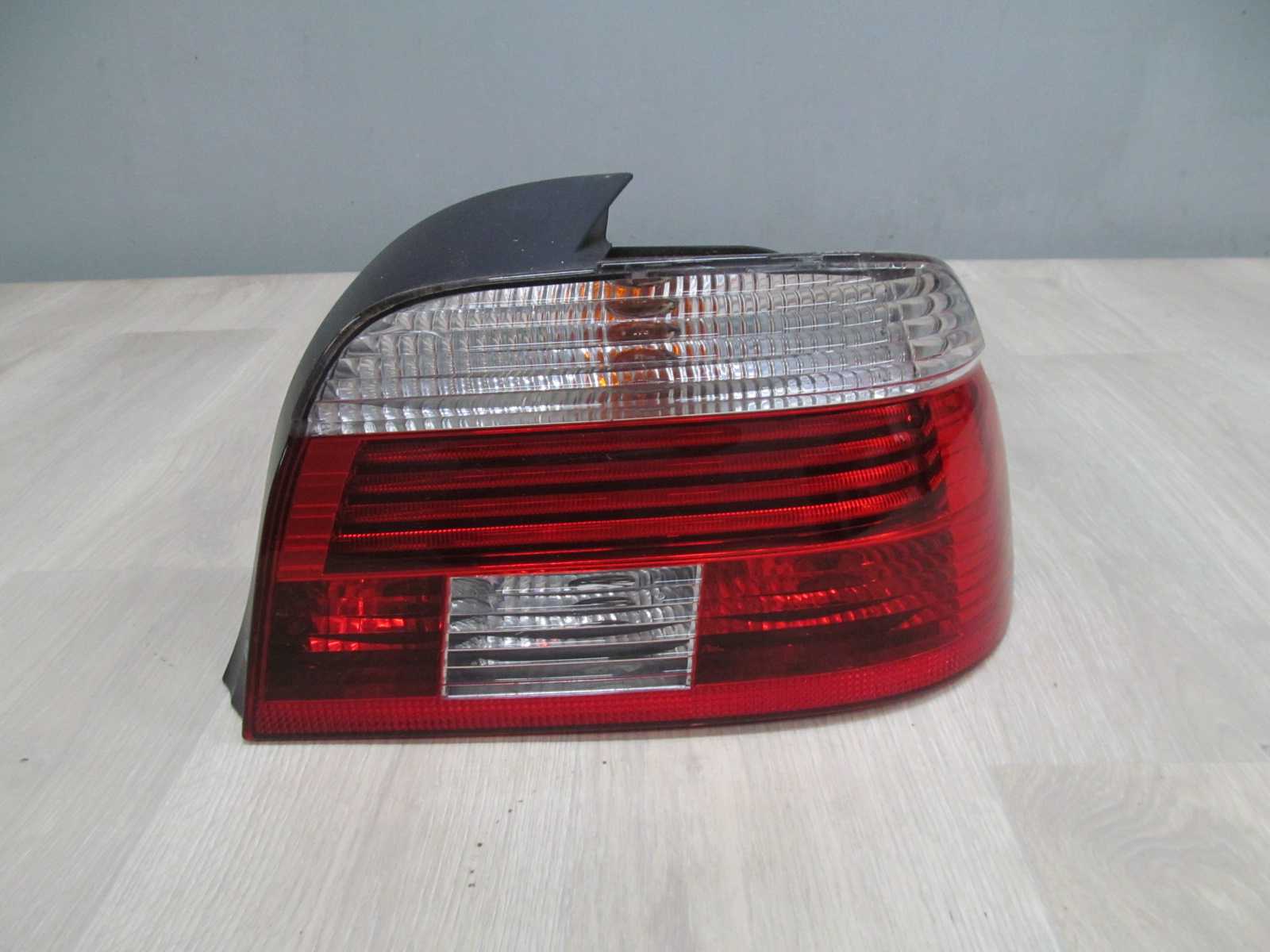 BMW 5 E39 SEDAN LIFT LAMPA TYL PRAWA LED 00-03 HELLA