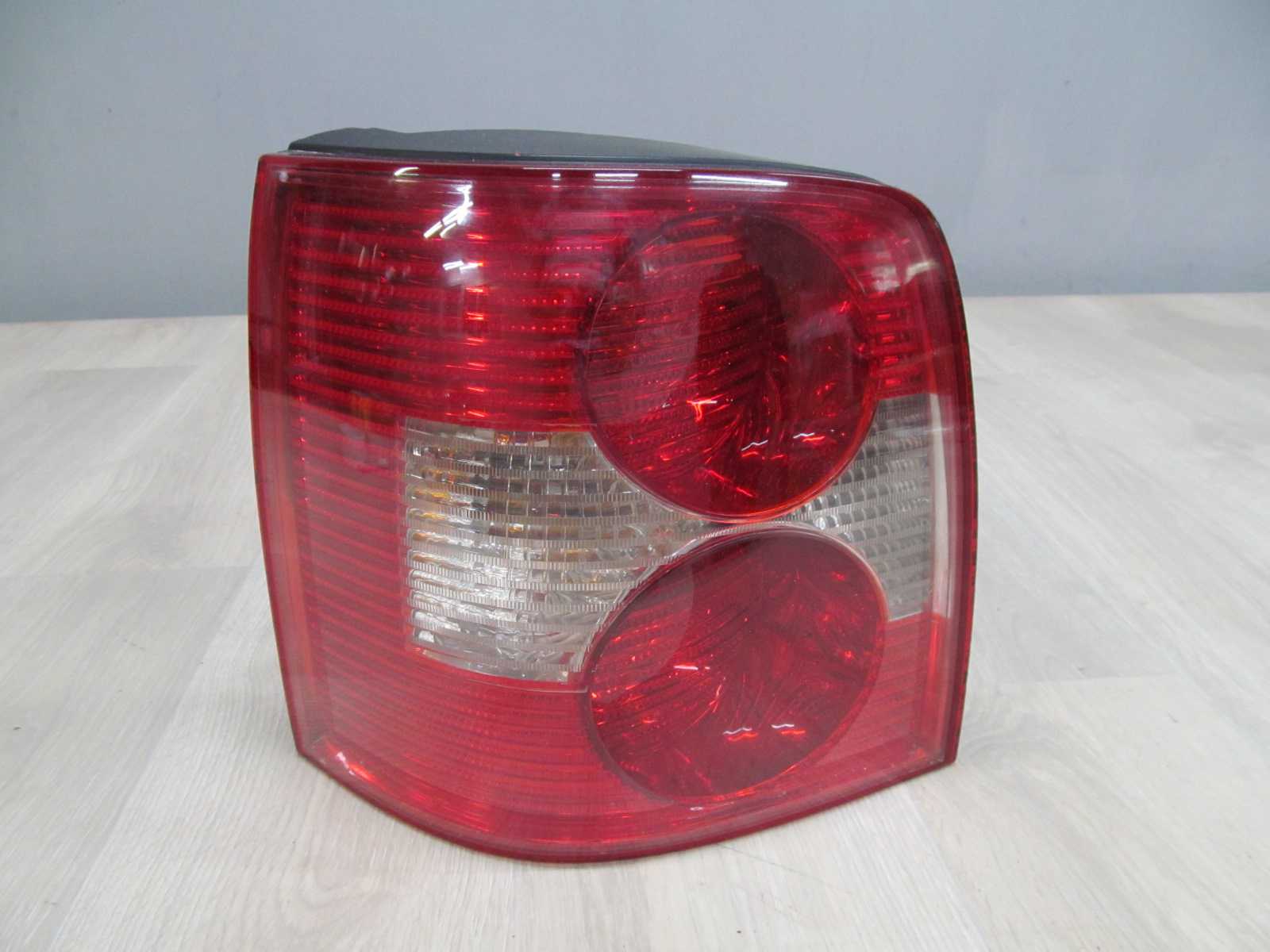 VW PASSAT B5 KOMBI LIFT FL LAMPA TYL LEWA 3B9945095 00-05