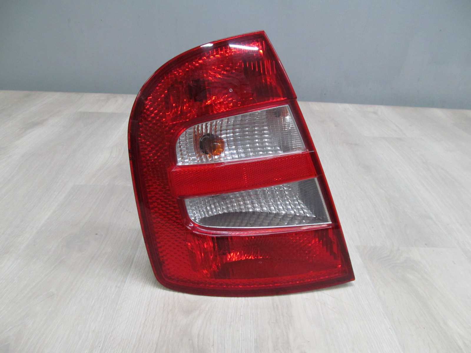 SKODA FABIA I HB 99-04 HB LAMPA TYL LEWA 6Y6945095B
