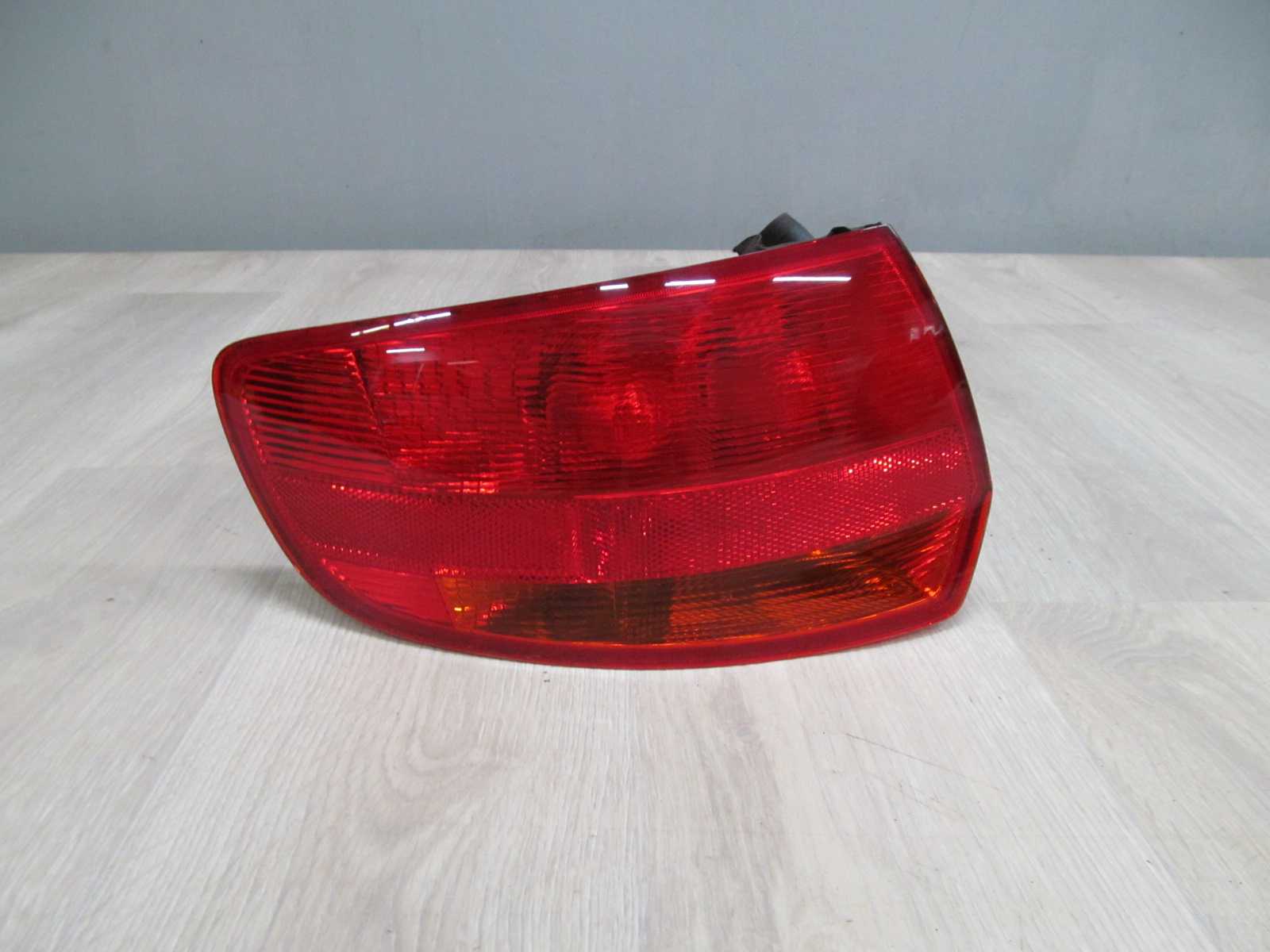 AUDI A3 8P SPORTBACK 5D LAMPA TYLNA TYL LEWA 05-09 8P4945095C