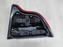 VOLVO S60 I LAMPA TYL LEWA 8664079 00-04