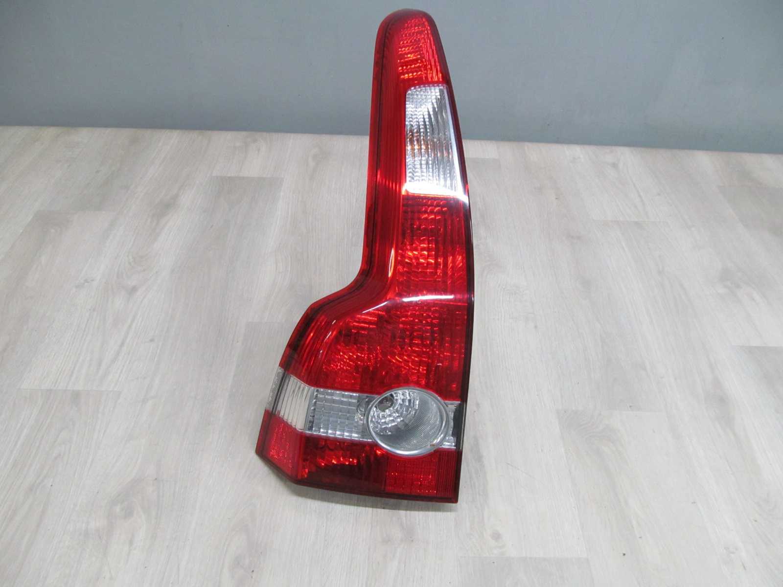 VOLVO V50 04-08 LAMPA TYL TYLNA LEWA