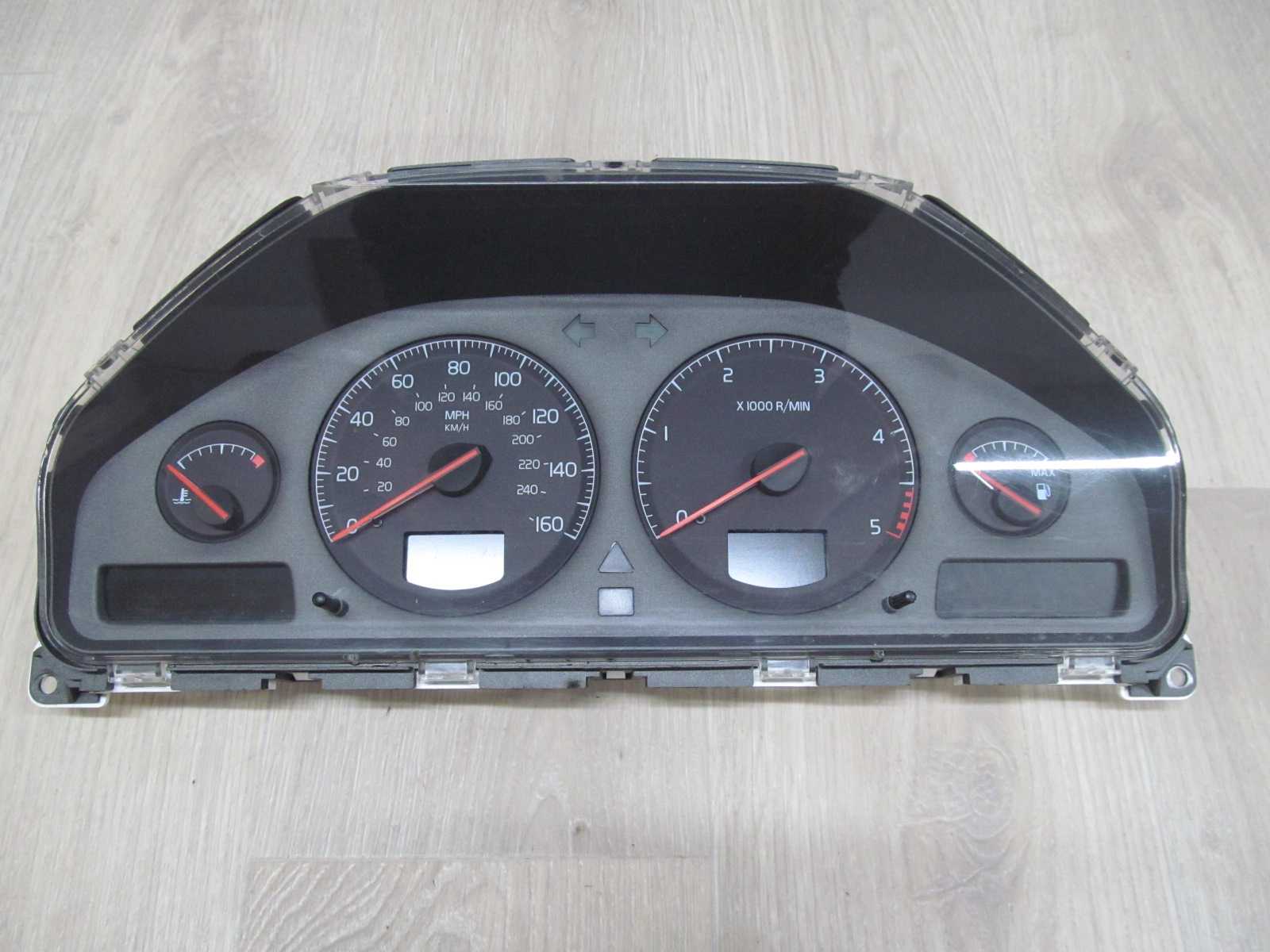 VOLVO  S60 V70 XC 2.4 D5 LICZNIK ZEGAR 8637997 UK 00-07