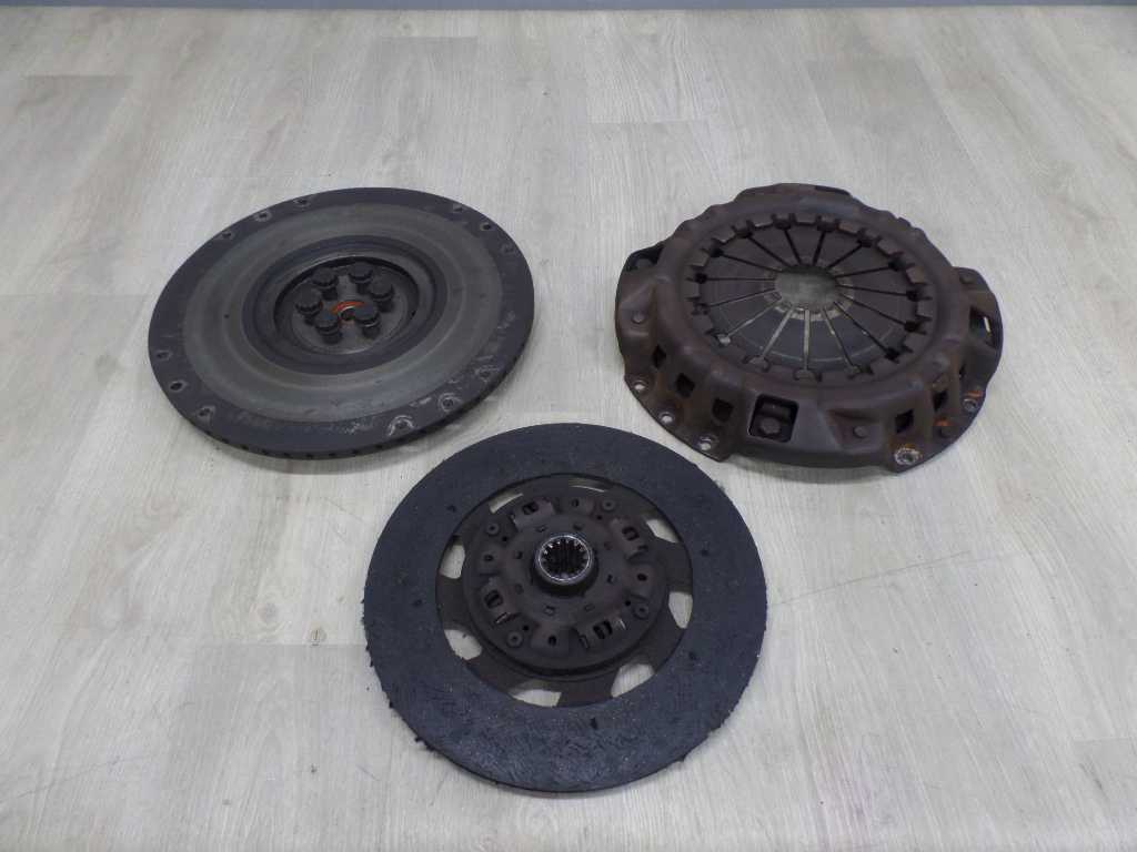 MITSUBISHI CANTER FUSO 4.9 DID 4M50 KOLO ZAMACHOWE SPRZEGLO TARCZA DOCISK ME221406