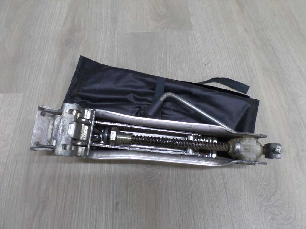 AUDI VW SEAT LEWAREK PODNOSNIK 8L0011031A