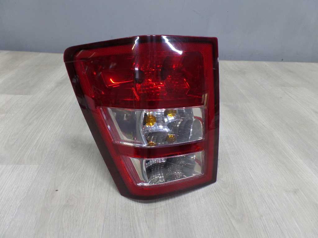 JEEP GRAND CHEROKEE WK LAMPA TYL LEWA 55156721 05-10