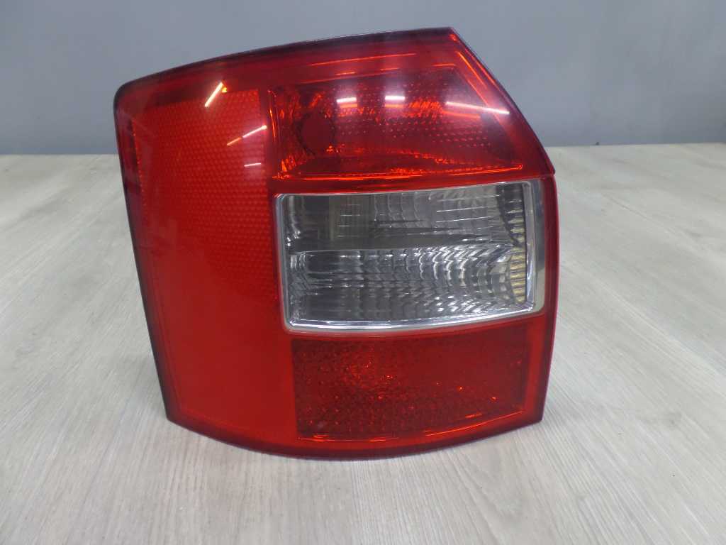 AUDI A4 B6 KOMBI LAMPA TYLNA TYL LEWA 8E9945095A 01-04