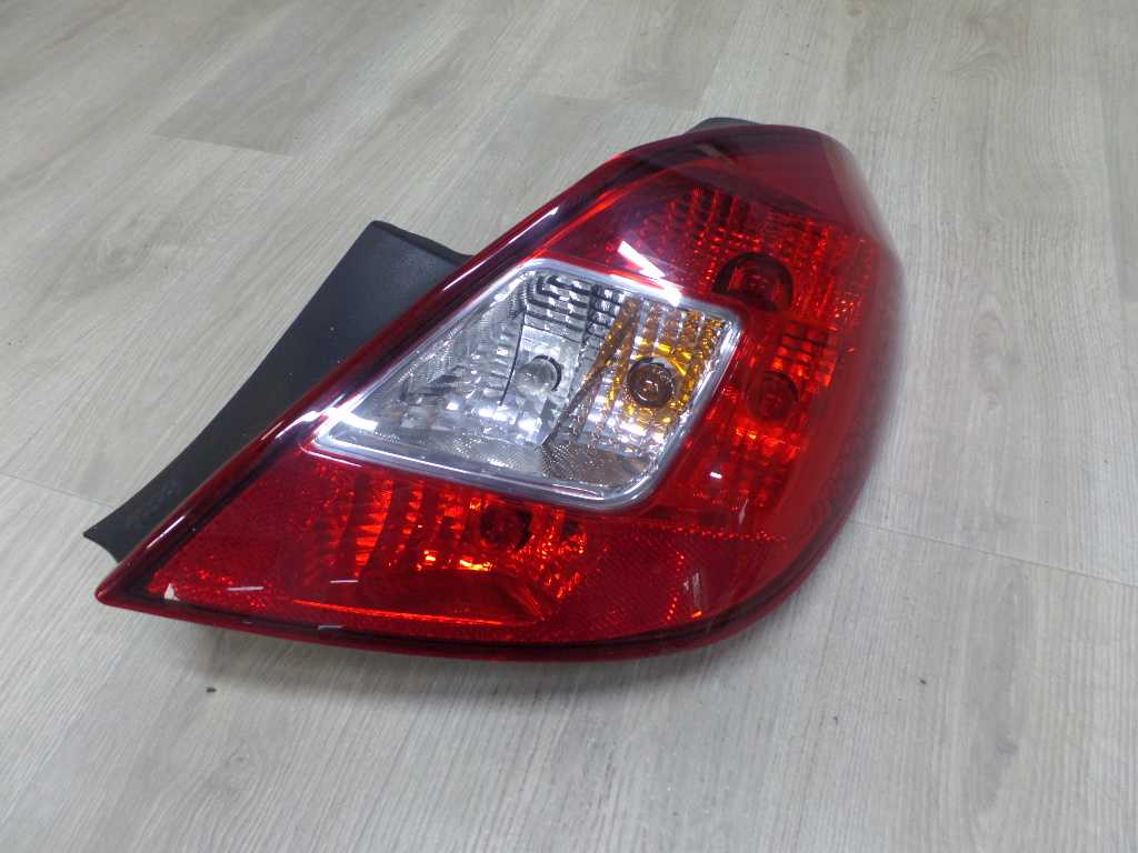 OPEL CORSA D 5D LAMPA TYL PRAWA 13188046 06-14
