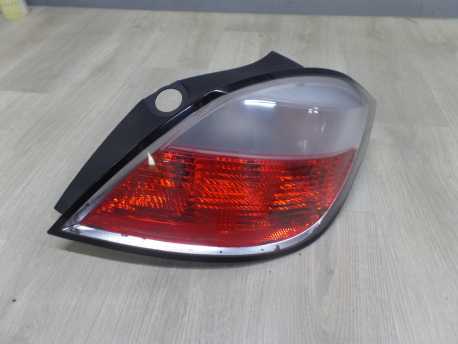 OPEL ASTRA H HB LAMPA TYL PRAWA 24451837 04-06