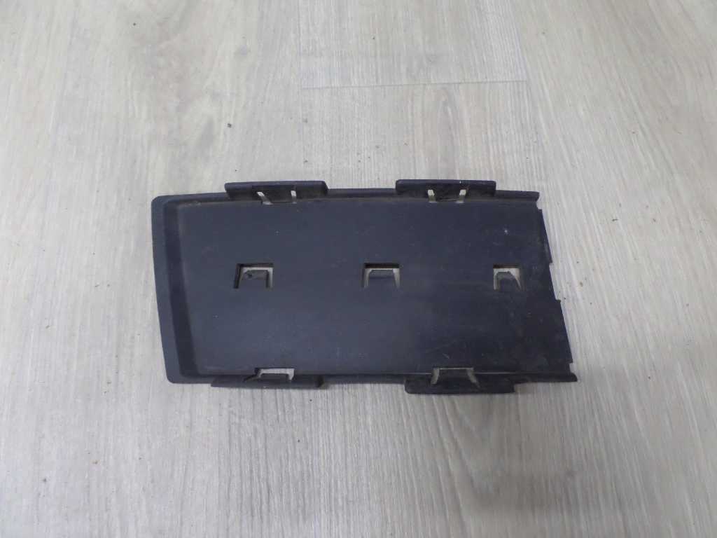 AUDI A4 B7 ZASLEPKA KRATKI ZDERZAKA PRZOD PRAWA 8E0807152A 04-07