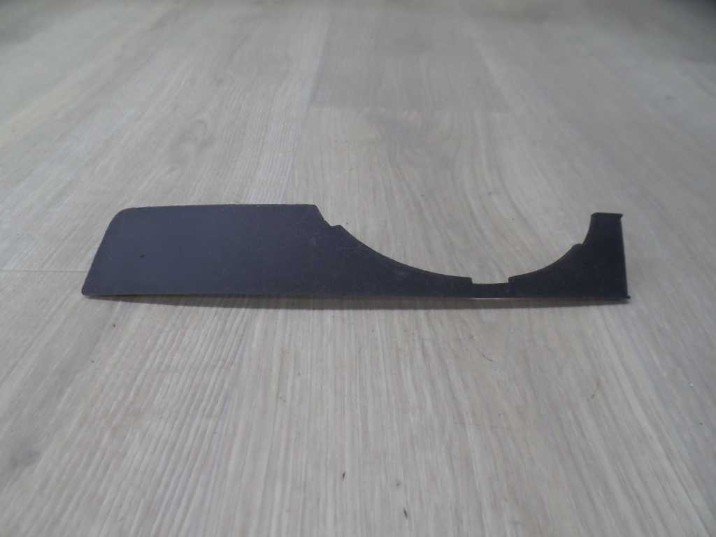 AUDI A4 B7 ZASLEPKA KRATKA ZDERZAKA HALOGENU LEWA 8E0807173 04-07
